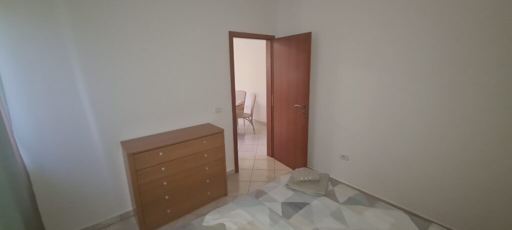 Pogled iz ločene spalnice v dnevno sobo apartmaja Strunjan