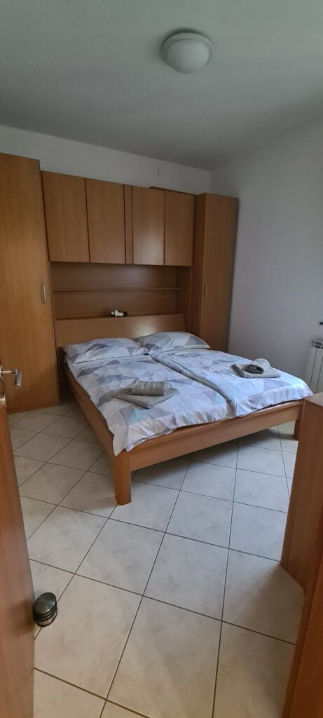 Ločena spalnica z zakonsko posteljo v apartmaju Strunjan