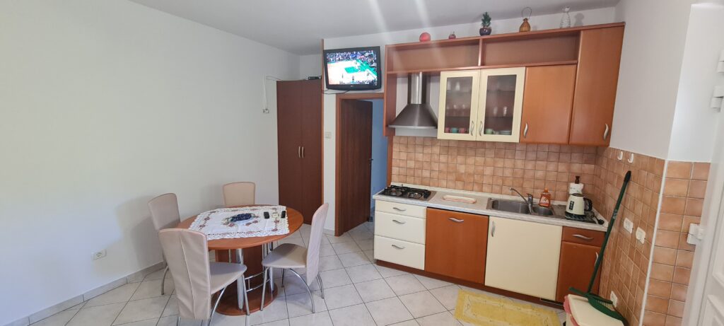 Opremljena kuhinja v apartmaju Strunjan z jedilnim kotom