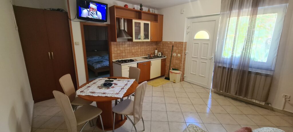 Notranjost apartmaja za štiri osebe s popolnoma opremljeno kuhinjo in tv z ravnim zaslonom