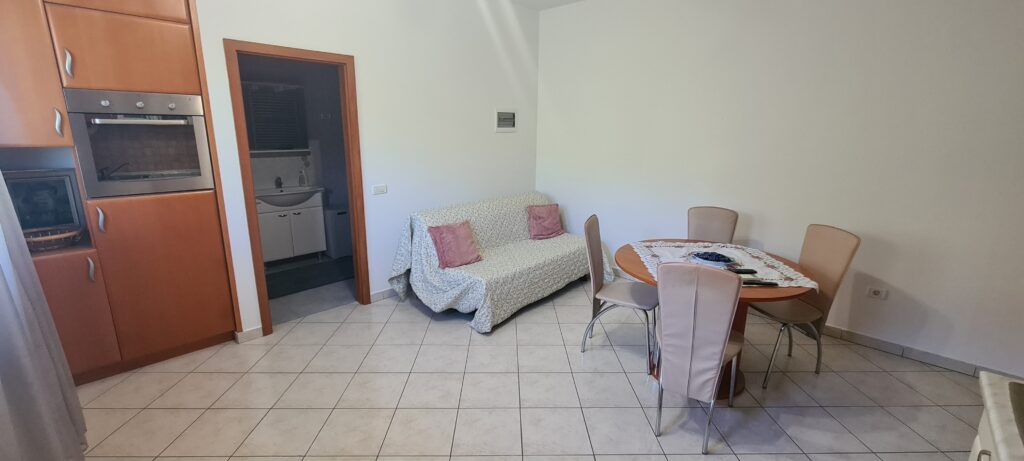 dnevna soba s pečico v apartmaju za štiri osebe Strunjan