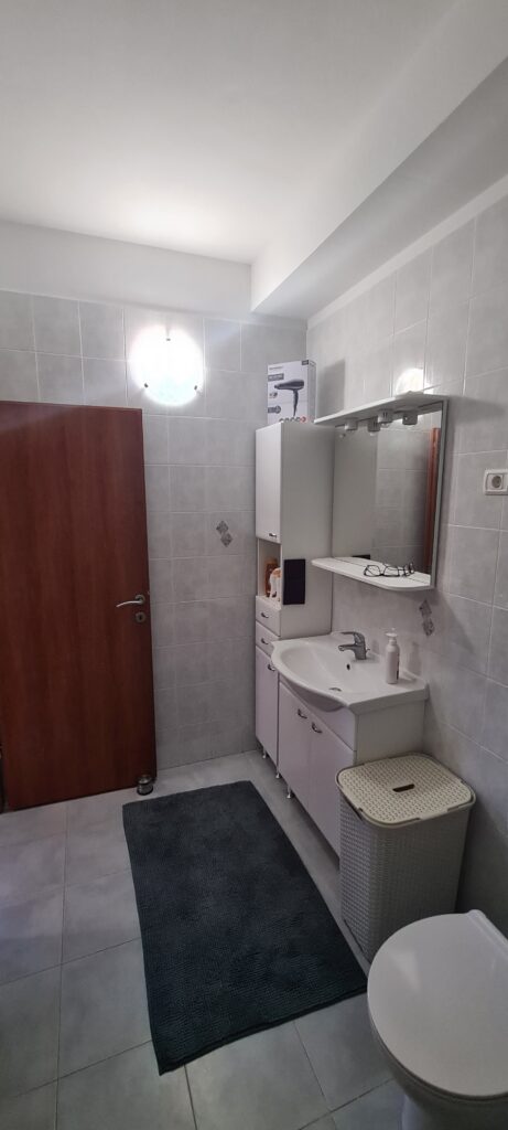Moderna in čista kopalnica s tuš kabino v apartmaju Strunjan