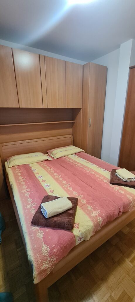 Zakonska postelja in garderobne omare v apartmaju Strunjan