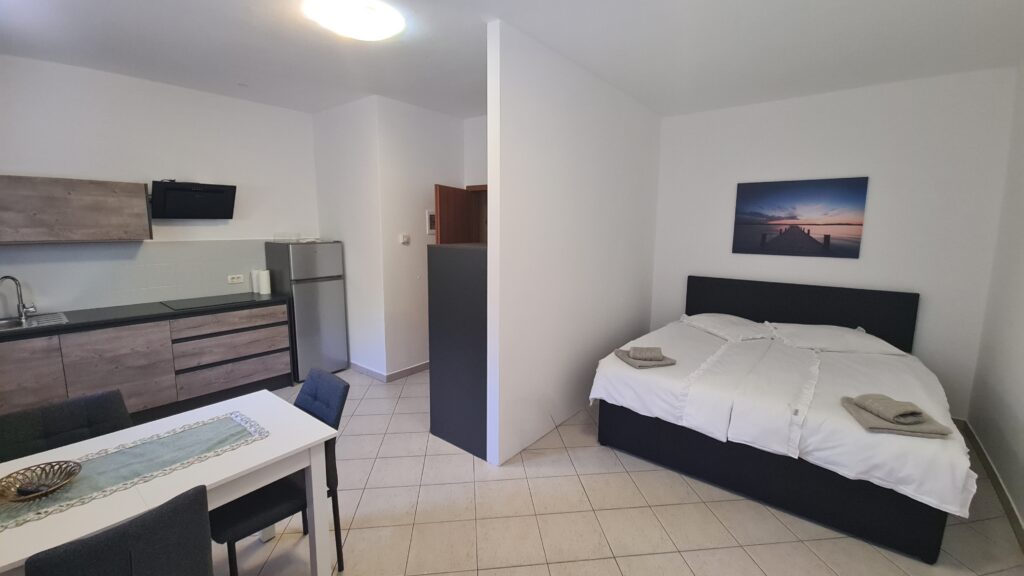 Svetla in udobna spalnica z zakonsko posteljo v udobnem apartmaju