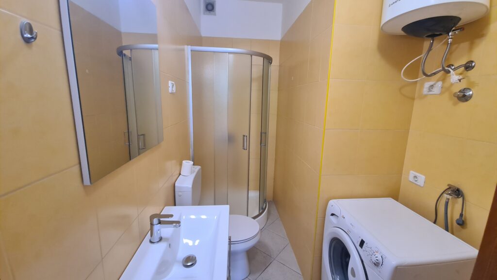 Moderna in čista kopalnica s tuš kabino v apartmaju Strunjan
