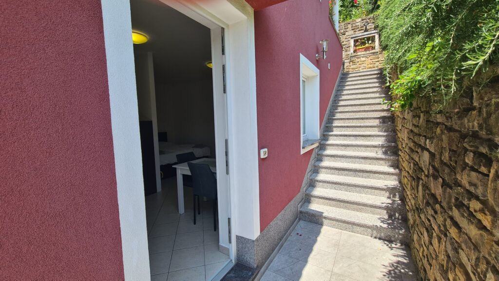Vhod v apartma v Strunjanu