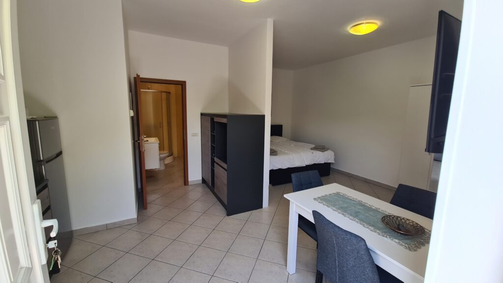 Svetla in udobna spalnica z zakonsko posteljo v udobnem apartmaju