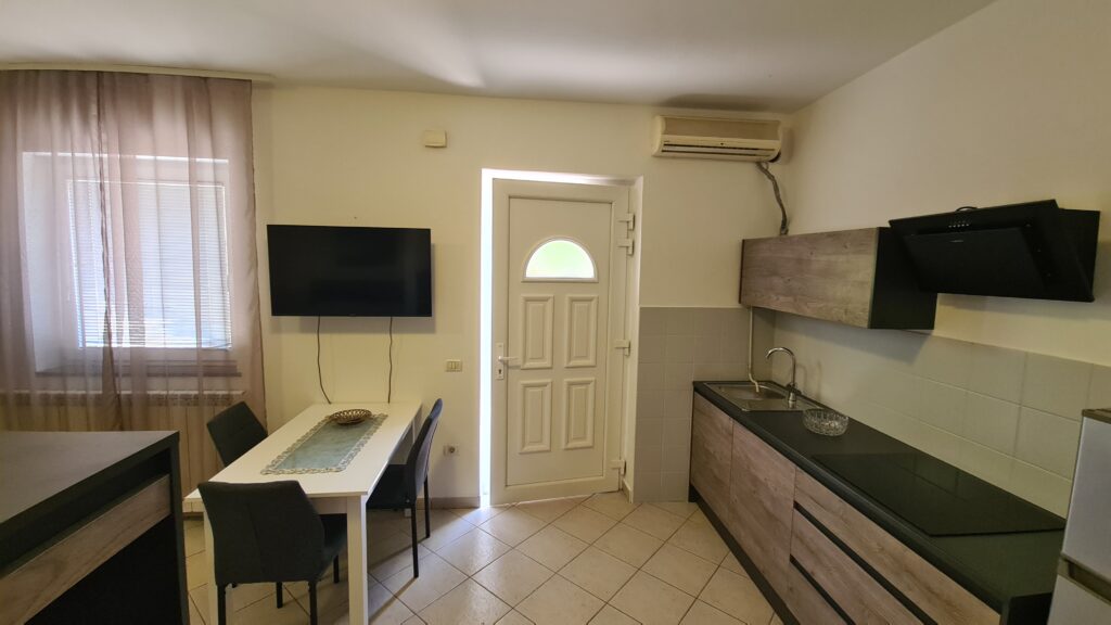 Popolnoma opremljena kuhinja z jedilno mizo v apartmaju